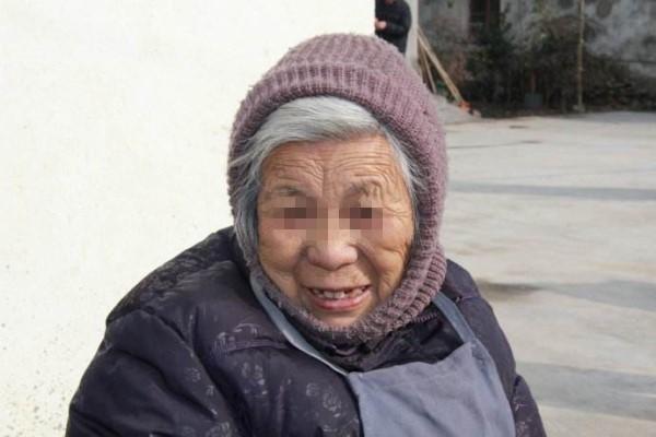 老人枕头里藏了4万6，被儿子当破烂扔了，有些秘密，比钱更扎心